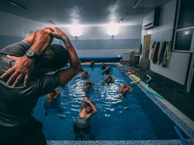 Gruppe bei Wassergymnastik im Hallenbad